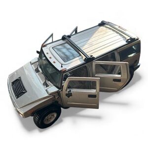 Maisto Premiere Edition Silver Hummer H2 SUV [1:18 Scale]